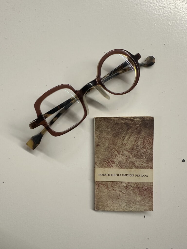 16 centimetri per 10, quaranta pagine scritte in caratteri piccoli, stampati nel 1959 da quell’editore visionario  che fu Giovanni Scheiwiller,, creatore ( è il caso di dirlo della collana “All’insegna del Pesce d’oro”. Già nel formato il libro dichiara la coraggiosa libertà di Scheiweller, nella scelta di ciò che egli sceglieva per la sua linea editoriale. POESIE degli indios PIAROA ( Testo introduttivo  a cura di Giorgio Costanzo , tratto dalla seconda edizione nel 1959 per i tipi di “All’insegna delPesce d’oro, Milano”) è ancora oggi un titolo fuori dagli schemi; la bellezza struggente della poesia è introdotta da un breve testo di Giorgio Costanzo, tra i pochi a conoscere sul campo e a narrare le culture Amazzoniche, che risulta di grande attualità per il respiro che lo caratterizza. Già  nell’incipit  “ nessuna attività dell'uomo (e la poesia è una delle tante) conserva il suo senso definitivo se esaminata fuori del mondo di valori culturali di cui è parte.”  l’autore leva dalle secche dell’antropologismo occidentale la riflessione su quella cultura lontana, per incardinarla in una visione del mondo inclusiva ed archetipale.